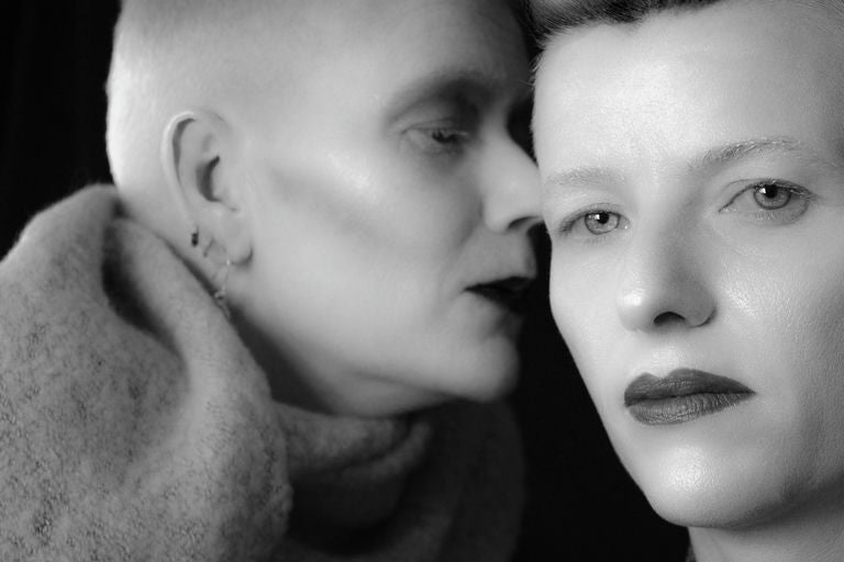 Image principale montrant des tendances de couleurs et de coupes de cheveux, incluant le blond platine, le rose pastel, et des exemples de carrés longs, coupes pixie texturées avec des ondulations naturelles et boucles volumineuses.