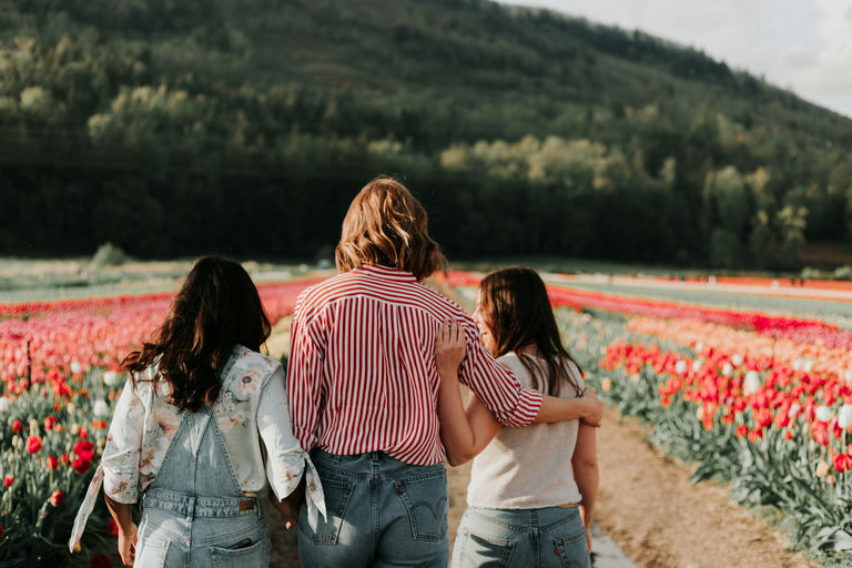 Une femme avec des cheveux brillants et en bonne santé, grâce à une alimentation équilibrée, une bonne hydratation, et une routine de soins capillaires naturels