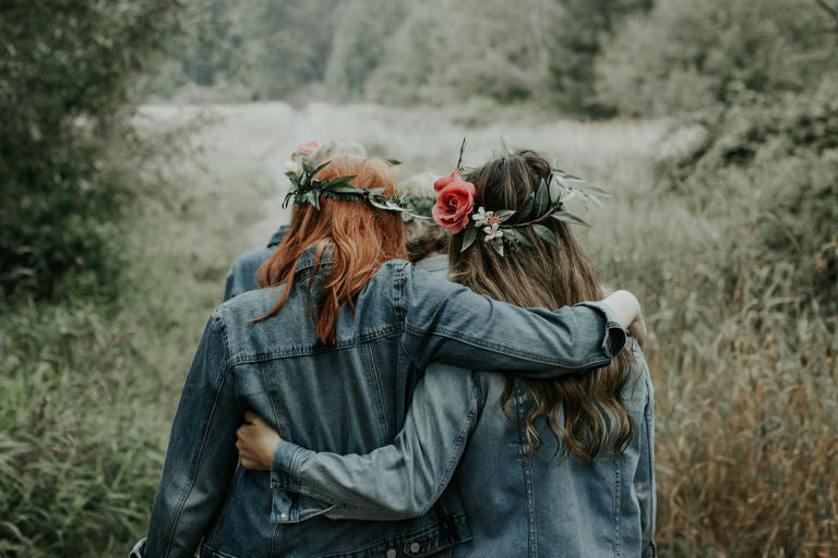 Image représentant des huiles capillaires naturelles utilisées dans une routine de soins pour améliorer la santé des cheveux et le bien-être général.