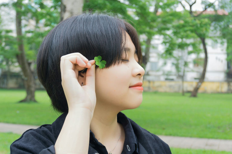 Femme avec des cheveux longs et brillants illustrant les bienfaits d'une alimentation équilibrée pour une santé capillaire optimale