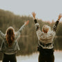 Femme souriante appliquant de l'huile naturelle sur ses cheveux, mettant en valeur les bienfaits des soins capillaires naturels pour un bien-être optimal dans un monde moderne trépidant.