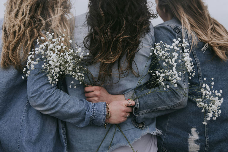 Image représentant des cheveux éclatants et sains grâce à des soins capillaires naturels, incluant des huiles comme l'huile de coco, d'argan et de jojoba.