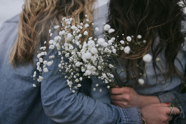 Femme appliquant de l'huile capillaire naturelle sur ses cheveux pour un soin bien-être
