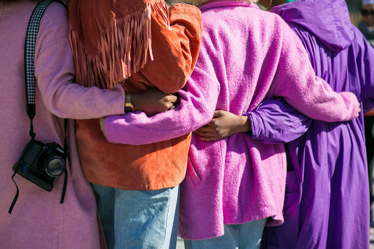 Femme heureuse montrant ses cheveux brillants après avoir adopté un mode de vie sain et équilibré