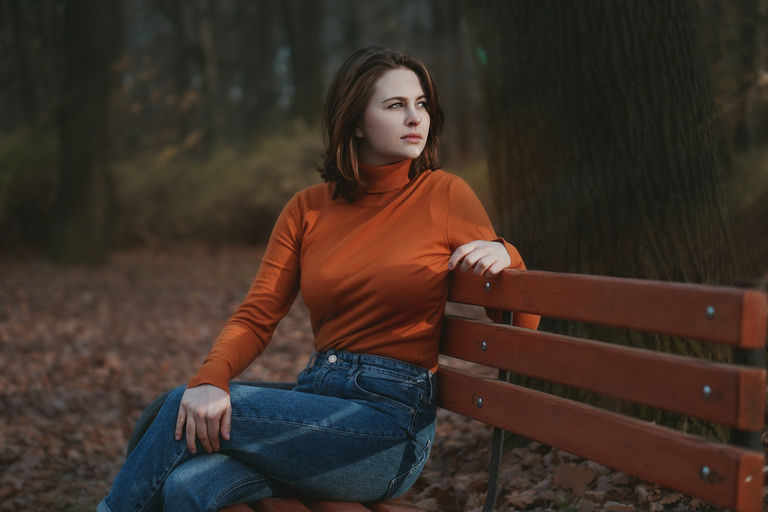 Personne appliquant une huile capillaire naturelle sur ses cheveux pour illustrer les bienfaits des soins capillaires naturels pour le bien-être global