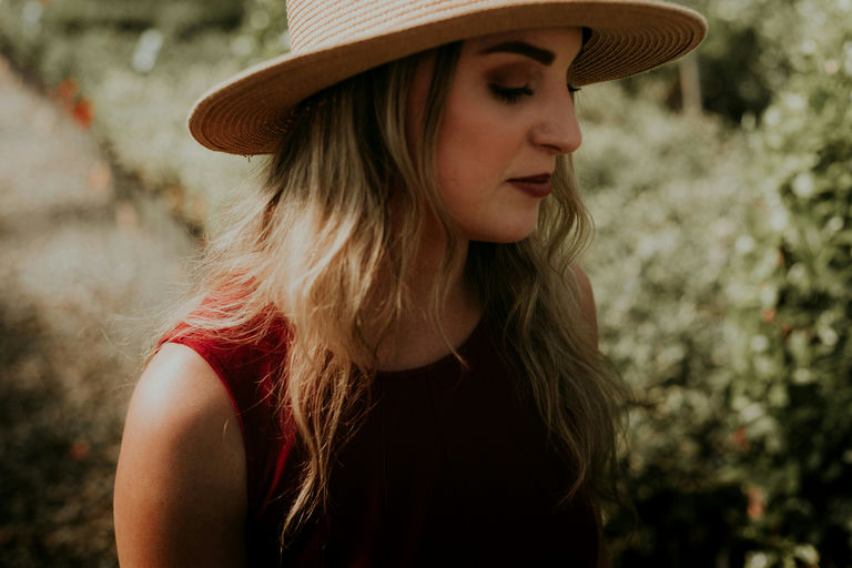 Femme avec cheveux tressés et accessoires colorés représentant les tendances capillaires actuelles