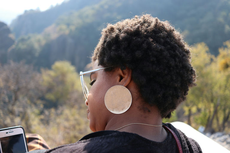 Image de cheveux brillants et sains grâce aux huiles capillaires naturelles