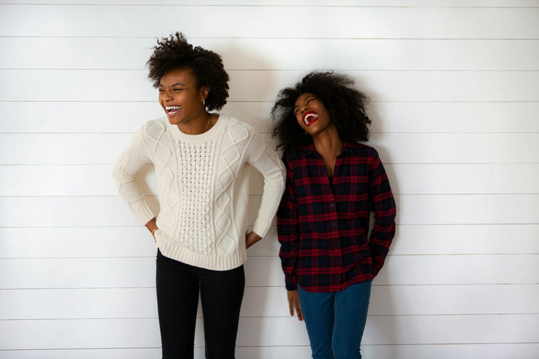 Femme aux cheveux brillants, entretenant une alimentation équilibrée et des pratiques de bien-être pour des cheveux sains et forts