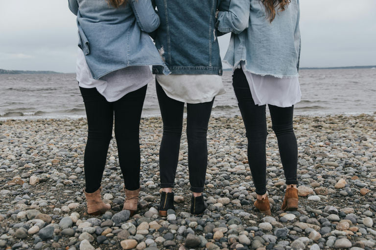 Tendances et styles capillaires 2024 : couleurs vives, coupes courtes, coiffures naturelles, et accessoires cheveux