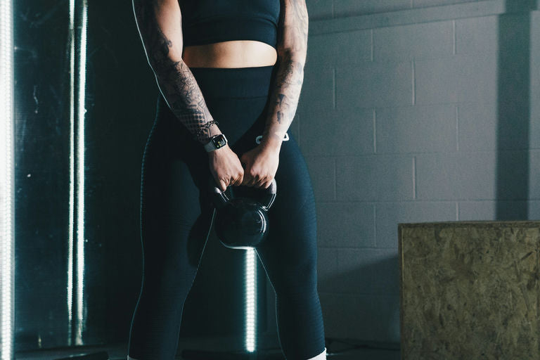 L'image principale de l'article montre diverses coiffures tendance et des produits naturels pour le soin des cheveux, illustrant l'influence des célébrités et des nouvelles tendances capillaires sur la routine de soins capillaires.