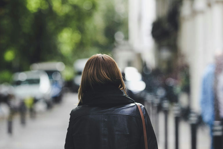 Tendances capillaires 2024 : chouette inspirant des coiffures naturelles, des bobs dégradés, des colorations audacieuses, des franges élégantes, des chignons décontractés et des accessoires pour cheveux