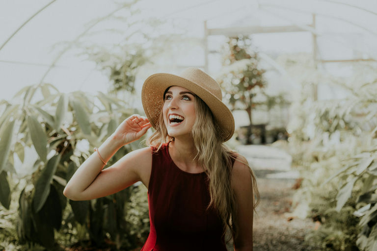 Un flacon d'huile capillaire naturelle et une chevelure brillante, représentant les bienfaits des soins capillaires naturels pour un mode de vie sain et le bien-être