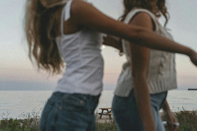 Image d'une femme stylée montrant la tendance des coiffures naturelles, des huiles capillaires et des accessoires élégants, illustrant les dernières tendances capillaires