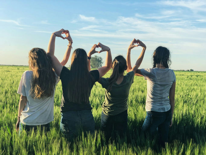 Femme détendue se massant les cheveux avec de l'huile naturelle pour un bien-être optimal