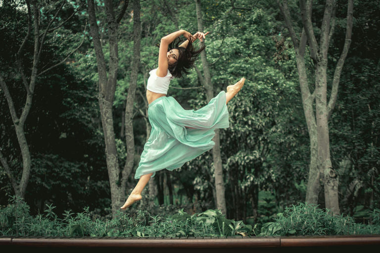 Image montrant une femme avec des cheveux sains et brillants, illustrant les bienfaits d'un mode de vie équilibré, de l'alimentation, de l'exercice et des soins capillaires naturels