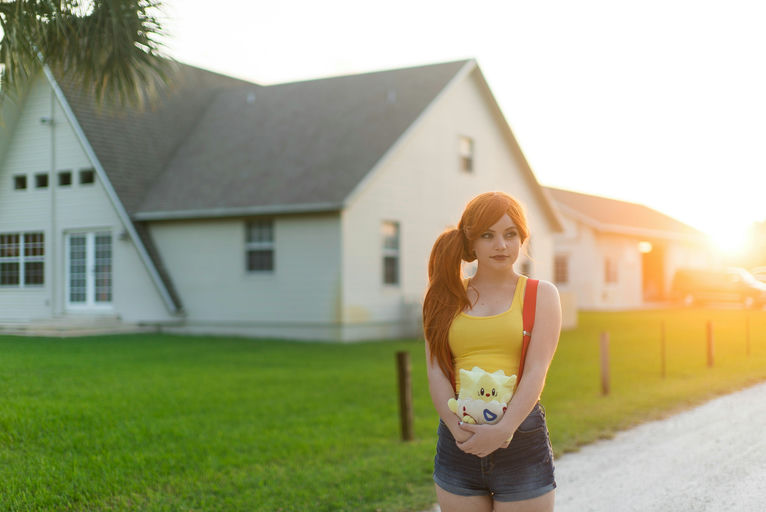 Image montrant une jeune femme avec une coiffure tendance combinant frange rideau et cheveux ondulés naturels, symbolisant les tendances capillaires modernes de 2024