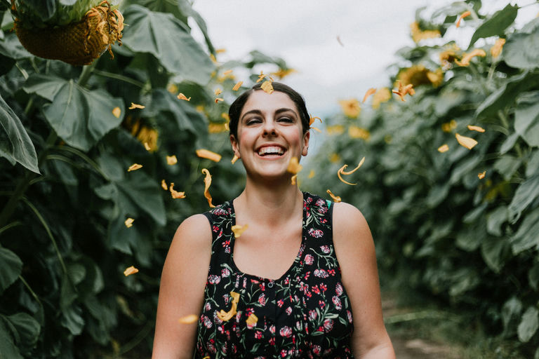 Femme aux cheveux brillants et sains, représentant le bien-être grâce à une alimentation équilibrée, hydratation, huiles capillaires naturelles et techniques de relaxation