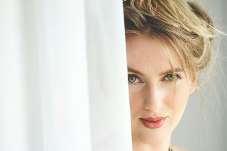 Image montrant des huiles capillaires naturelles utilisées dans une routine de soins pour cheveux sains et brillants