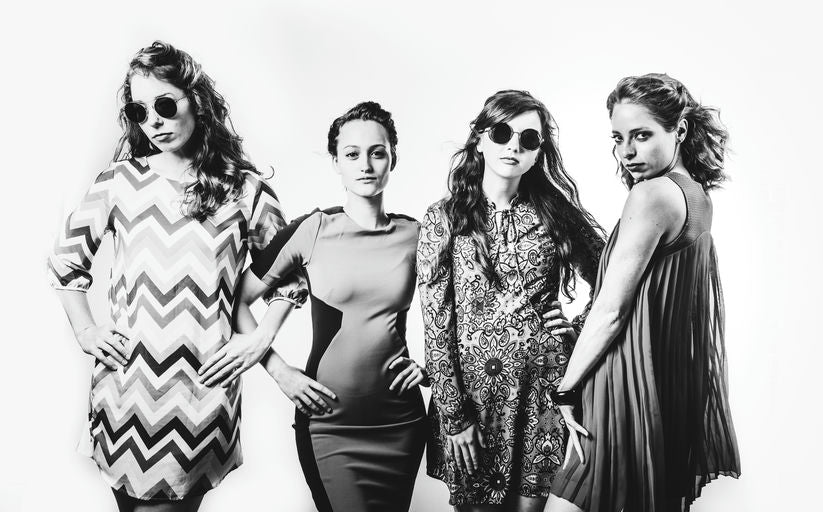 Image principale montrant des cheveux sains et brillants grâce à un mode de vie équilibré, une alimentation nutritive, une bonne hydratation, l'exercice, la gestion du stress et des soins capillaires naturels.
